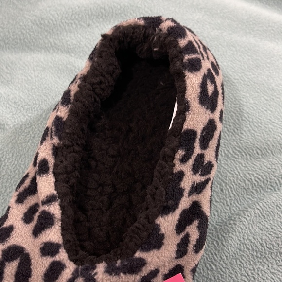ISAAC MIZRAHI Sherpa Leopard Slippers - Picture 9 of 9